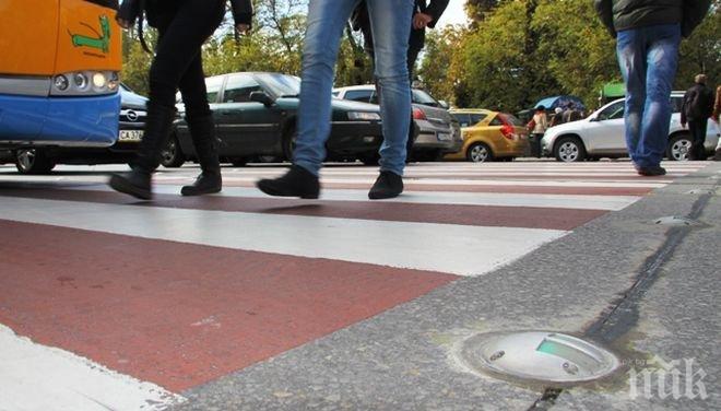 Осветиха новата пешеходна пътека в Бургас
