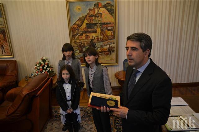 Долу ръцете от Крисия, г-н президент! Неморално е да си правите пиар с нея! Трябва ли малката чаровница да става казионна звезда на 10 години? Нека си играе с кукли, а не да се кичи с медали...