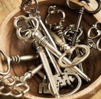 Жена имплантира микрочип в ръката си, за да не носи ключове