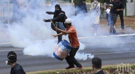 ожесточени сблъсъци полиция протестиращи водят хонконг