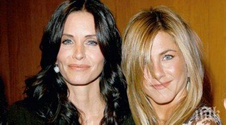 анистън организира моминско парти кортни кокс