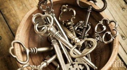 жена имплантира микрочип ръката носи ключове