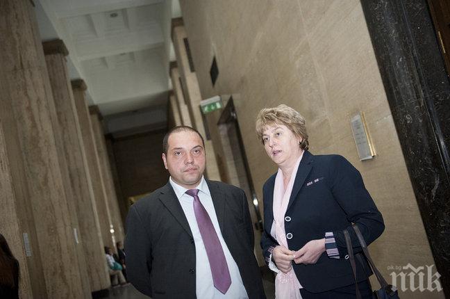 Гледат делото за тефтерчето на Златанов