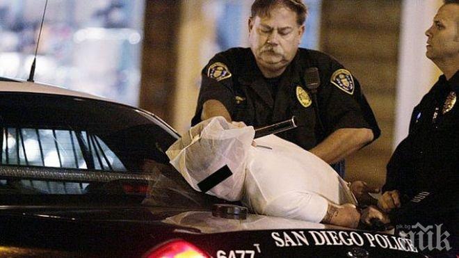 Качулки пазят немски полицаи от плюещи арестанти