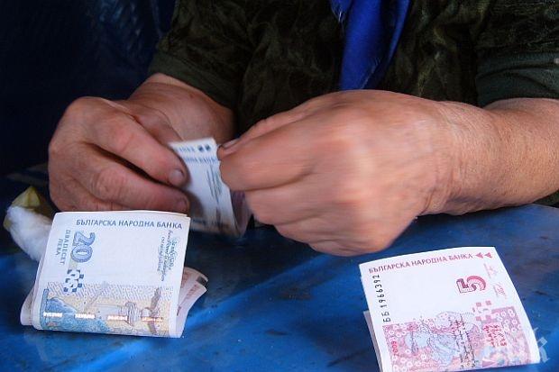 Нови вид измами! Замениха пенсията на възрастна жена със сръбски динари