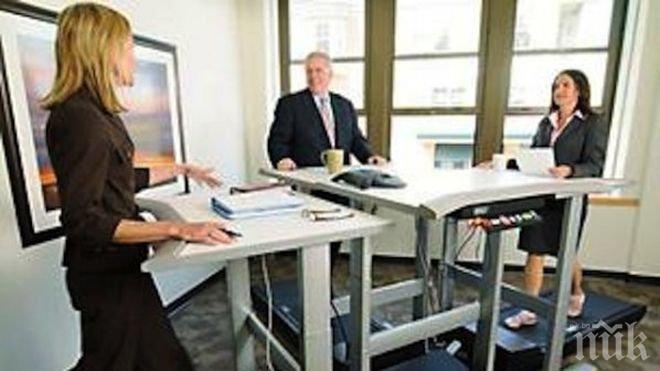 Мъжете флиртували в офиса от скука
