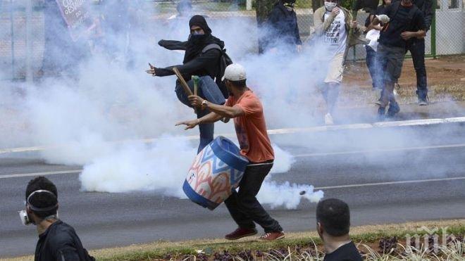 Ожесточени сблъсъци между полиция и протестиращи се водят в Хонконг