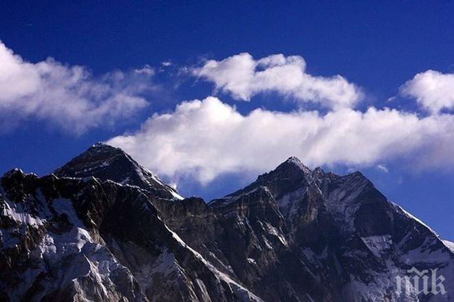 Родни алпинисти стигнаха до подножието на Еверест
