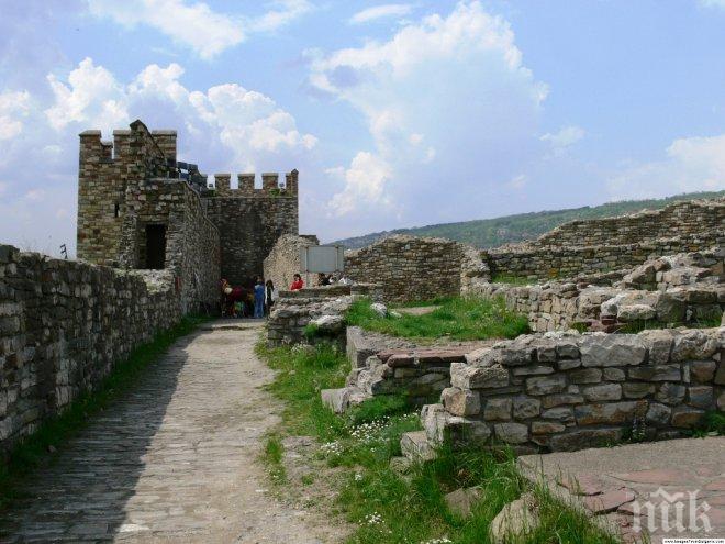 Гроб на архимандрит откриха в тайнствен манастир край Царевец