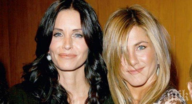 Анистън организира моминско парти за Кортни Кокс 