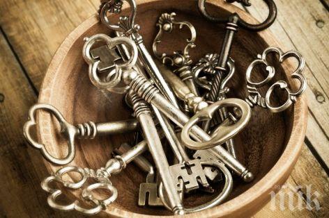 Жена имплантира микрочип в ръката си, за да не носи ключове