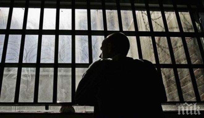 13-годишна палавница сваля цял затвор педофили по интернет
