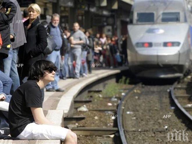 Повреда на влакове във Франция блокира 1300 пътници