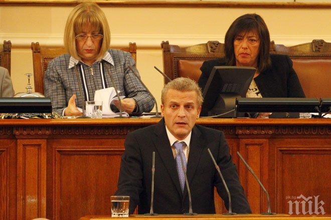 Петър Москов обяснява извънредно пред парламента казуса с еболата