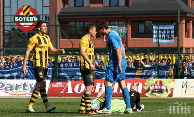 Ботев и Левски не си вкараха гол през първото полувреме, канарчетата с човек по-малко