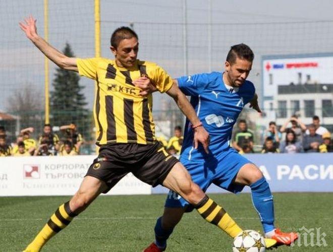 Съставите на Ботев (Пловдив) и Левски, Херо на трибуните в Коматево