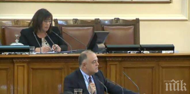 Цирк в парламента! Атанасов и Манолова се изпокараха за костюмчето на депутатката