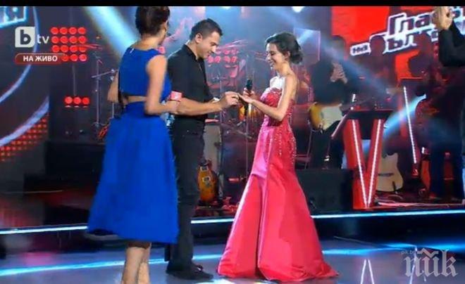 Супер изненада! Младеж предложи брак на изпълнителката Ати на живо в „Гласът на България”
