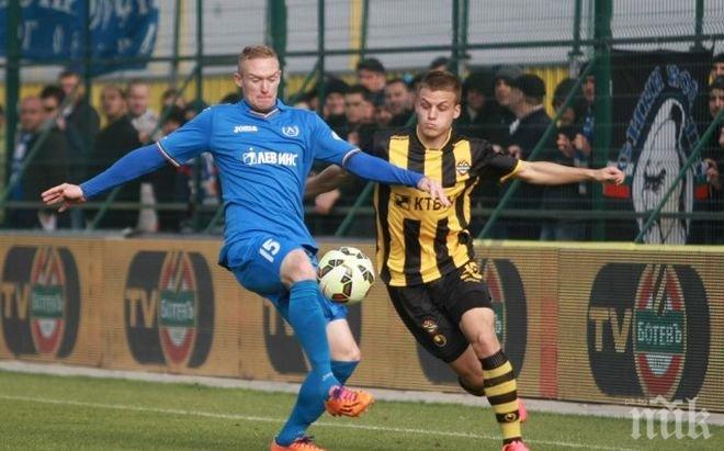 Екшън! Левски класически срещу Ботев, двама изгонени в лютата битка на терена в Коматево