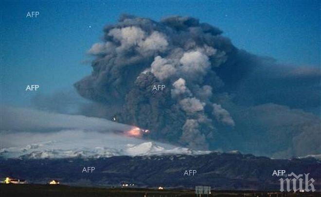 Два вулкана на полуостров Камчатка изхвърлят пепел
