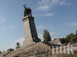 Снимат клип пред Паметника на съветската армия