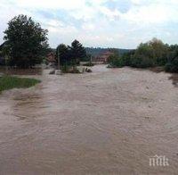 Воден ад край Русе! Река повиши нивото си с три метра и заля къщи и дворове