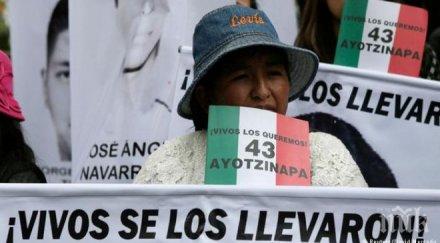 демонстранти окупират правителствена сграда мексико протестират изчезването студенти