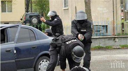 луда гонка кричим полицай спира бандит електрошок