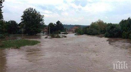 воден русе река повиши нивото три метра заля къщи дворове