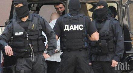 акцията данс разширява арестувани души нелегални бежанци трафиканти