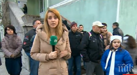 момчета пазят съученичките митко спукал тъпанчето момиче шиш