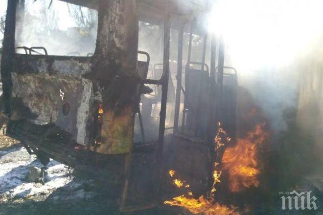 Снаряд удари автобус в Донецк, двама са загинали