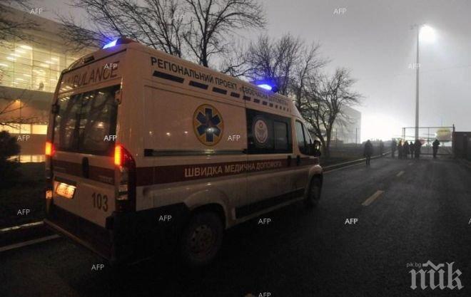 Снаряд удари автобус, двама души загинаха