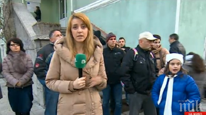 Момчета пазят съученичките си от Митко, спукал тъпанчето на момиче с шиш 