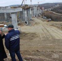 Работник падна в 3-метров изкоп, ударила го подпорна греда