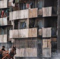 Бутат незаконните бараки, построени на мястото на блок 20 в Ямбол