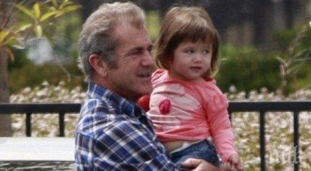 пример мел гибсън проявява любящ грижовен татко