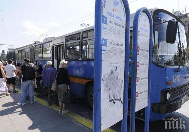 Столичани затруднени от бутоните за отваряне на вратите в новите тролеи