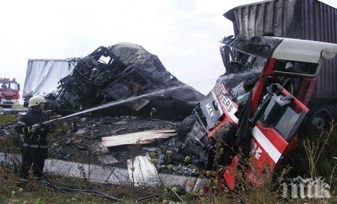 Тежка катастрофа на магистрала Хемус! ТИР и кола се удариха в лентата за изпреварване, образува се километрично задръстване