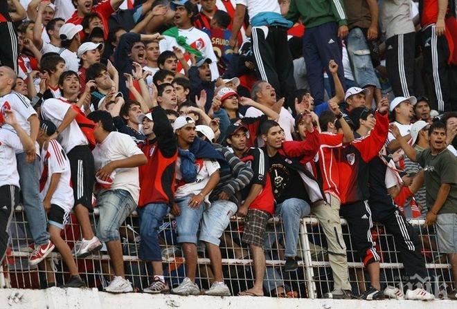 Ултраси на Ривър Плейт се биха до кръв на Монументал

