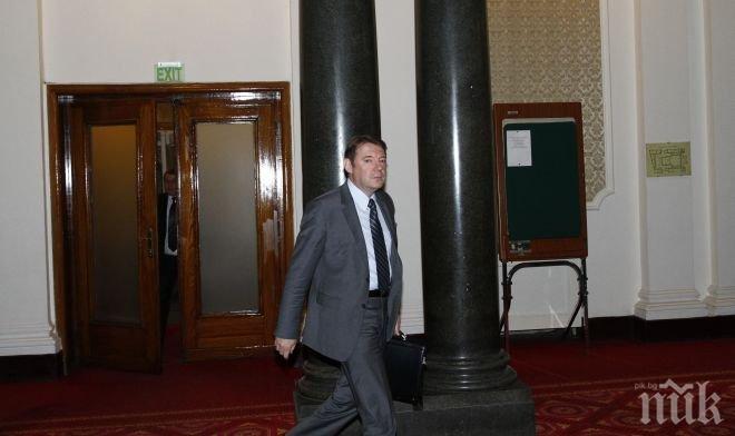 Писанчев пристигна в парламента, ще информира тайно депутатите за акцията в Пазарджик