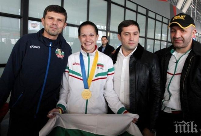 Световната ни шампионка по бокс Станимира Петрова посрещната с бурни овации на летище София

