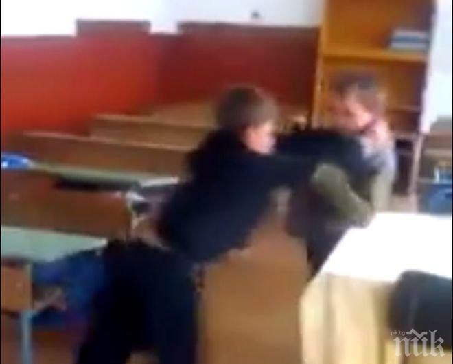 Страшно меле в клас! Деца се бият и крещят: Убий го, убий го! (видео)