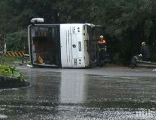 Автобус с 23-ма пътници катастрофира във Върбишкия проход, за щастие няма пострадали!