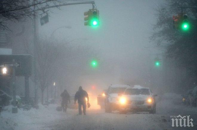 Стотици отложени полети в САЩ заради лошо време