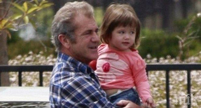 За пример! Мел Гибсън се проявява като любящ и грижовен татко