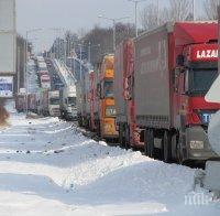 Руски ТИР се преобърна заради поледица край Добрич, местят го с кран