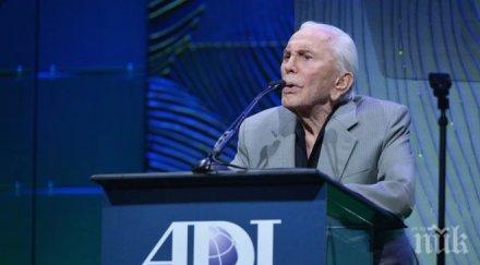 журналисти погребаха кърк дъглас