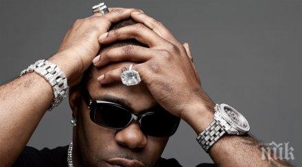 рапърът бъста раймс падна сцената време концерт счупи главата