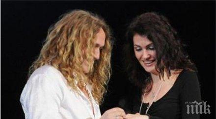 вокалистът конкурент подари годежен пръстен жена брак